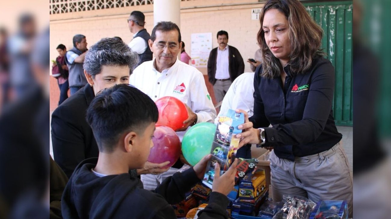 Entrega Voluntariado de Pemex juguetes en primarias de Poza Rica