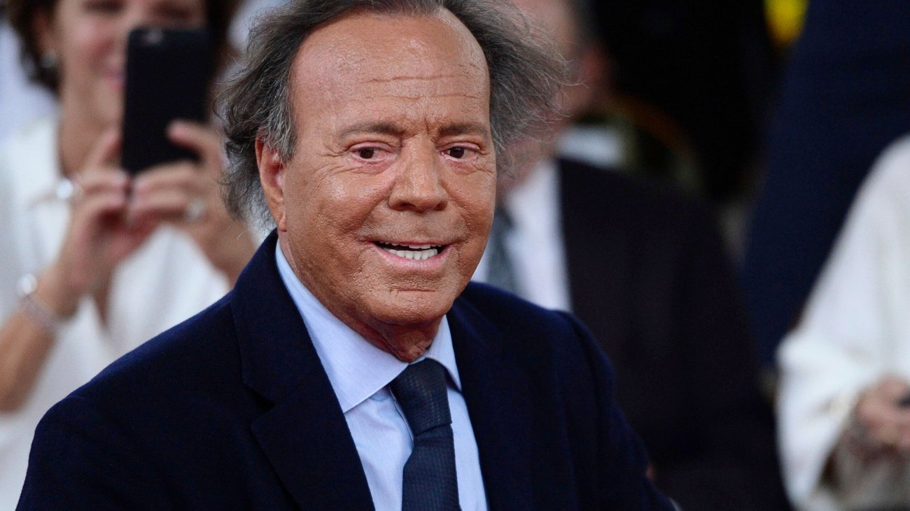 Julio Iglesias lleva a Yolanda Díaz ante el Supremo