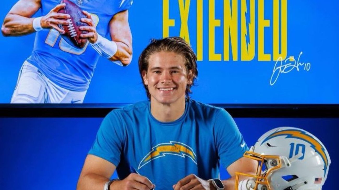 Justin Herbert se convierte en el mejor pagado de la NFL