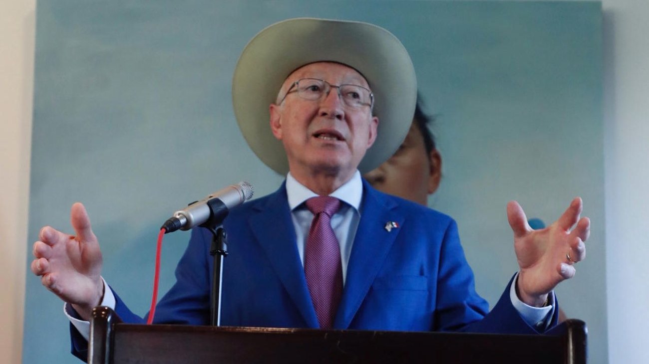 Embajador Ken Salazar destaca cooperación para extradiciones