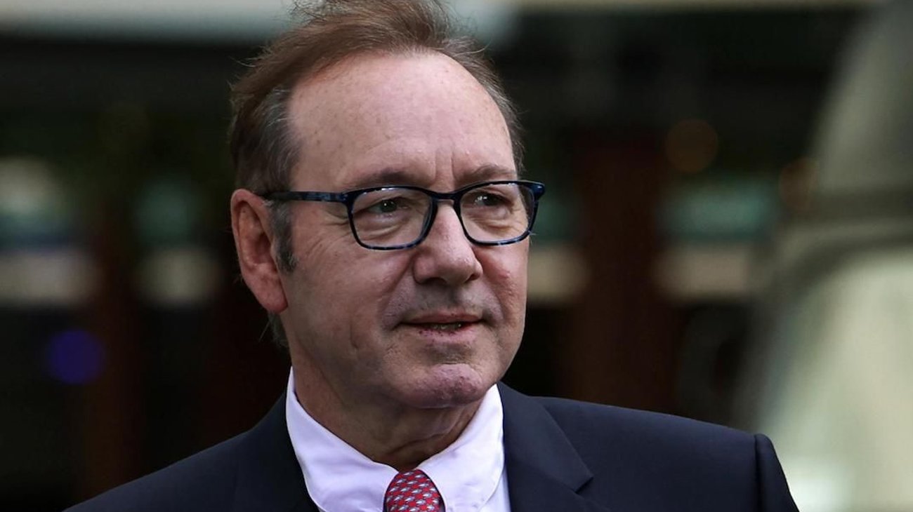 Hallan a Kevin Spacey no culpable de 9 delitos sexuales
