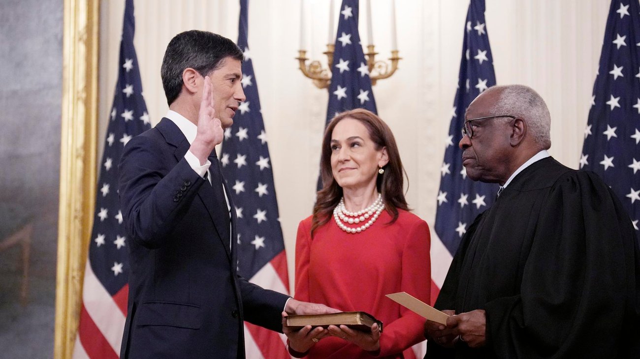Kevin Warsh toma juramento como presidente de la Reserva Federal