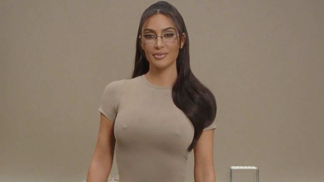Kim Kardashian lanza brasier con pezones falsos