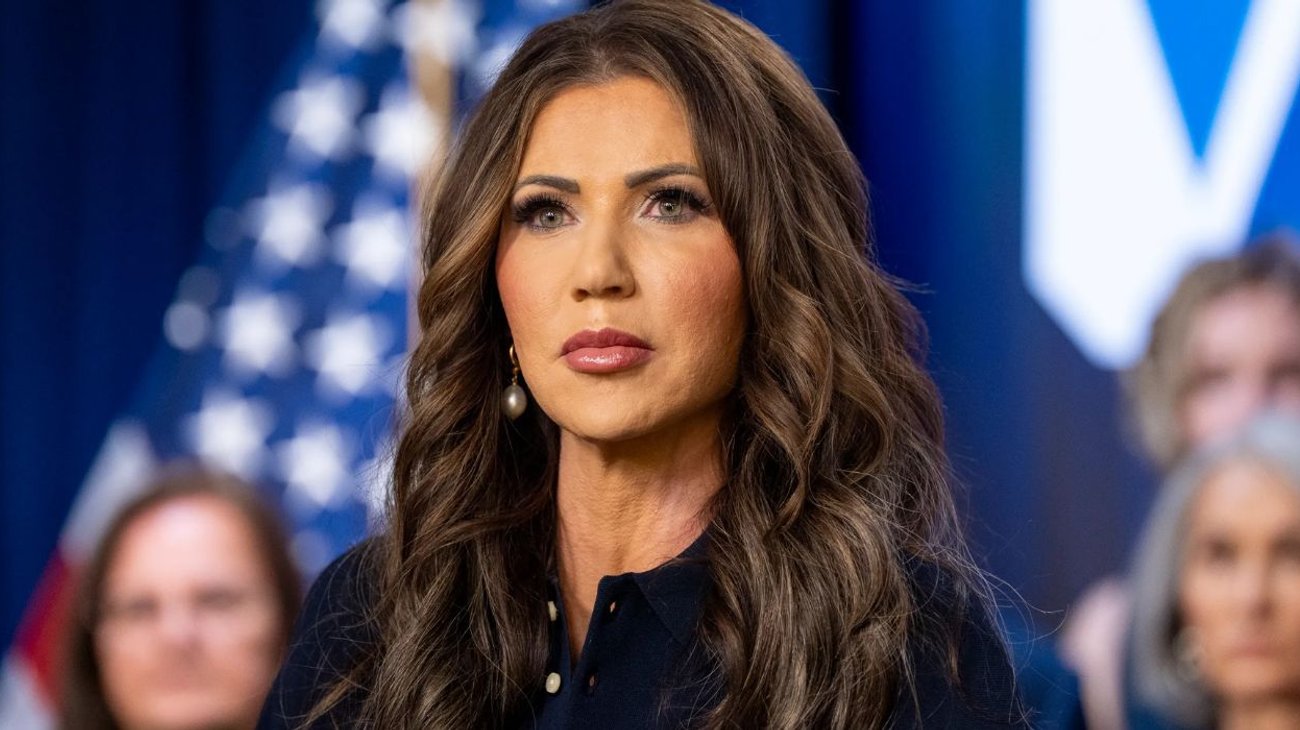 kristi_noem_carteles_74e93adab8