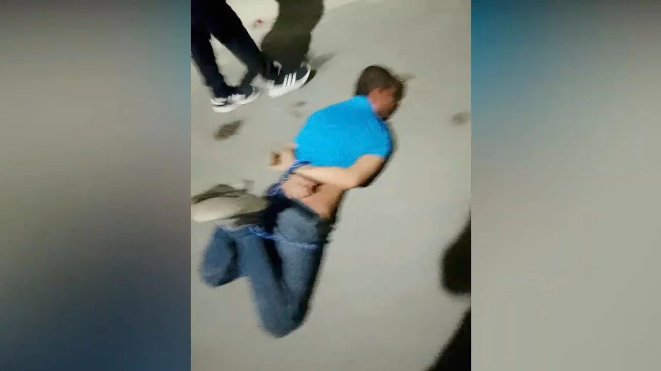 Vecinos detienen y someten a presunto ladrón en Juárez