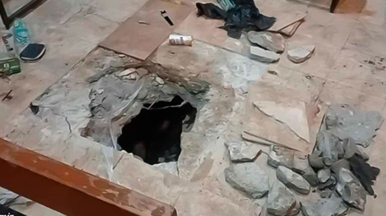 ¡De película! Ladrones cavan túnel y roban dos joyerías