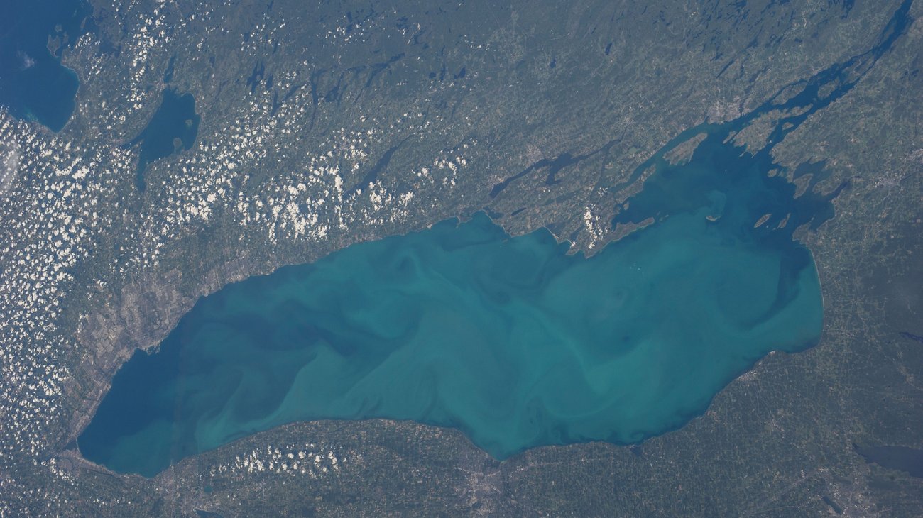 Trump firma el cambio del nombre del lago Ontario a lago América