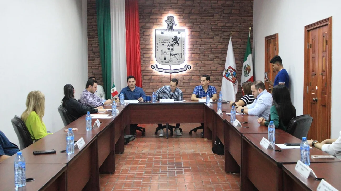 Alcalde Lalo Leal 'premia' a cercanos con aumento salarial