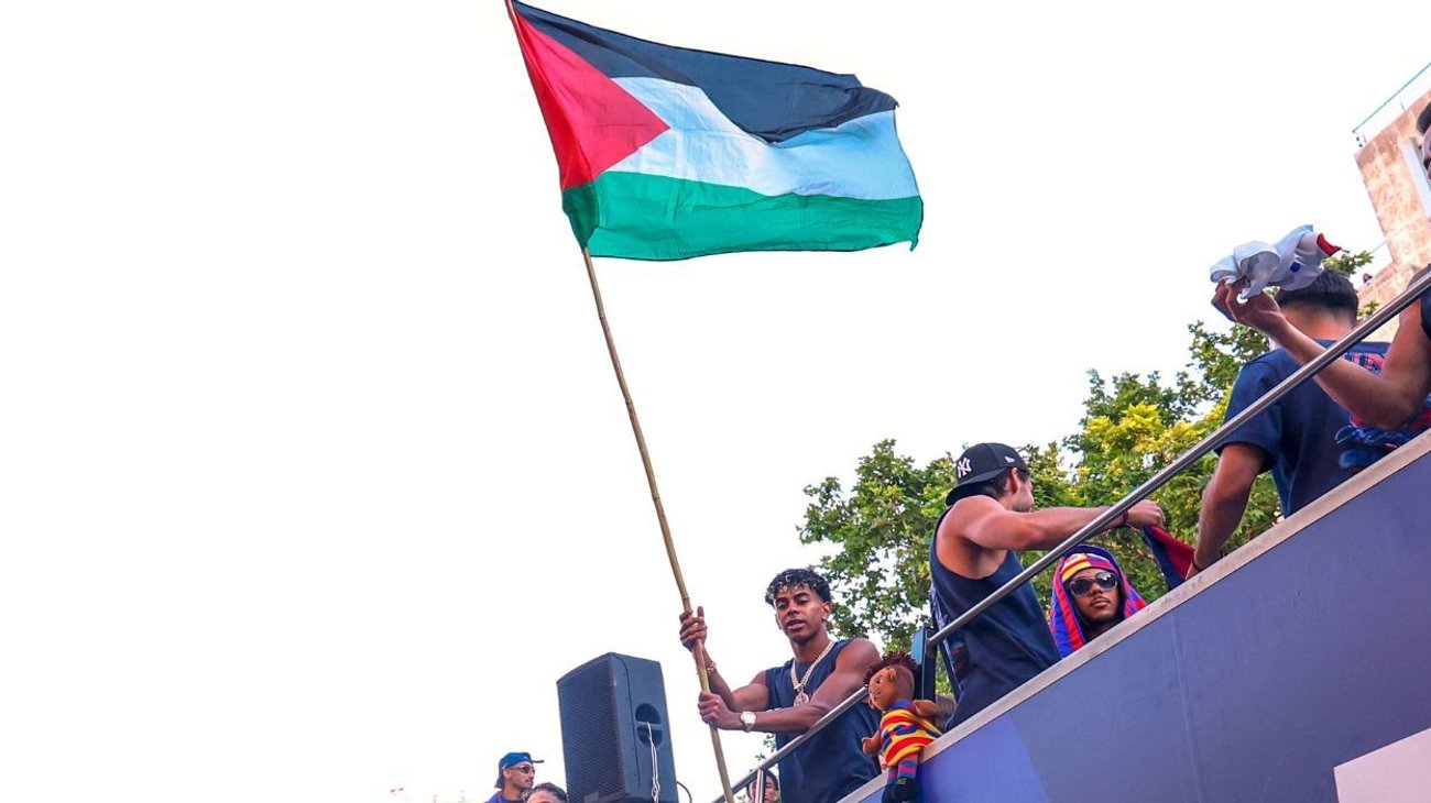 lamine_yamal_desata_criticas_de_iran_por_ondear_bandera_palestina_6e07203d38