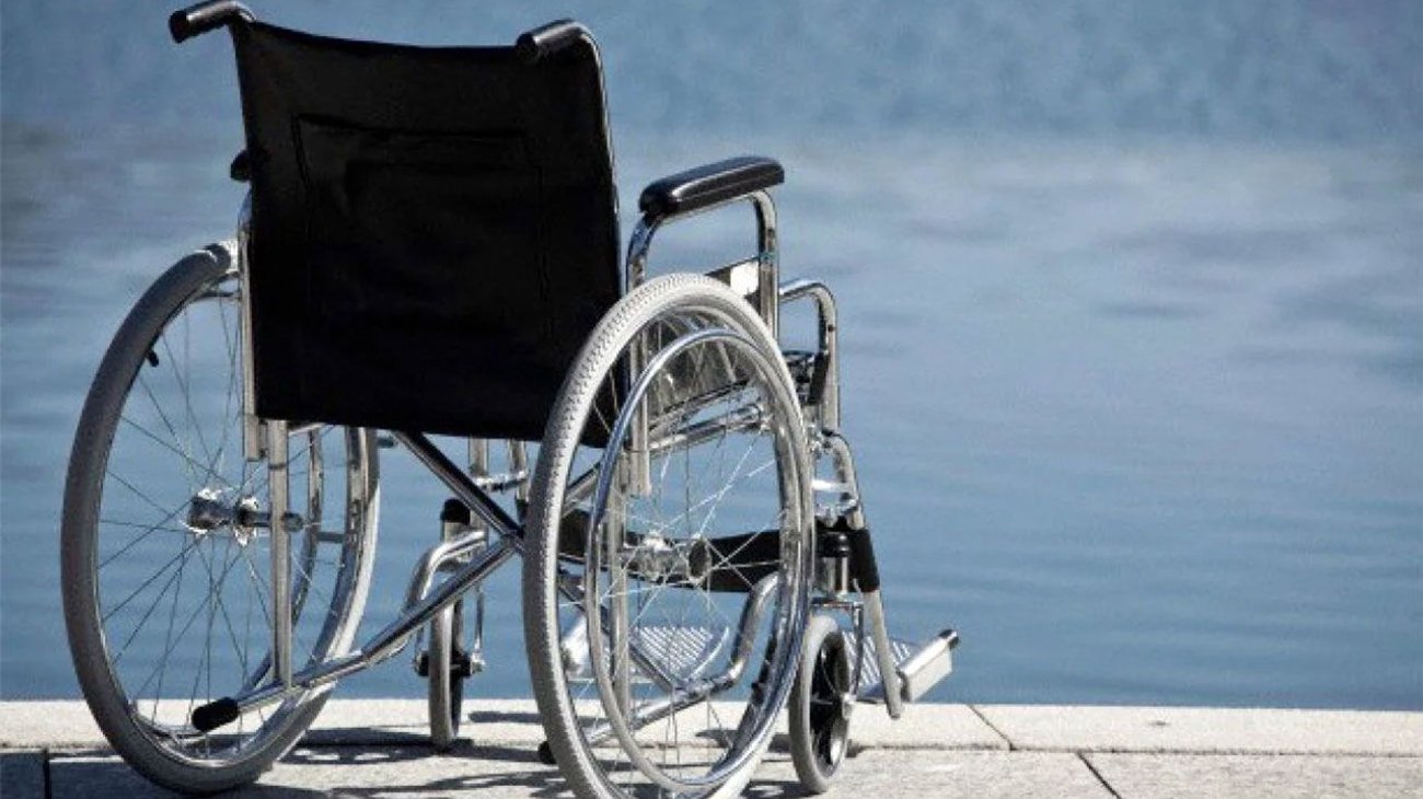 Lanza a su esposa en silla de ruedas al mar; estaba cansado