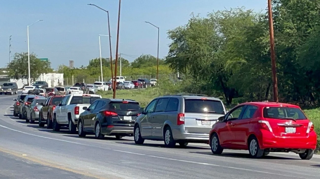 Largas filas en puentes internacionales por temporada vacacional
