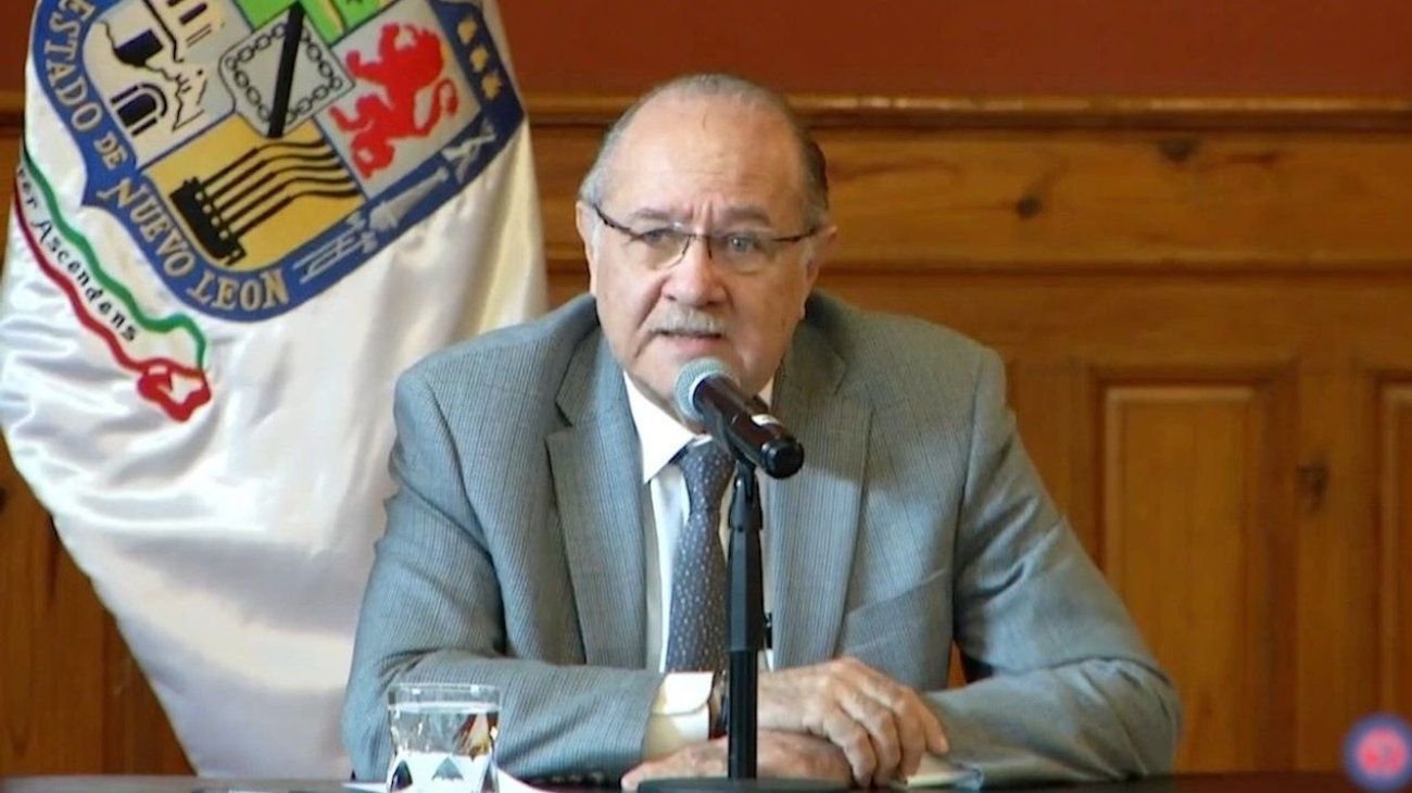 Javier Navarro se queda como gobernador interino