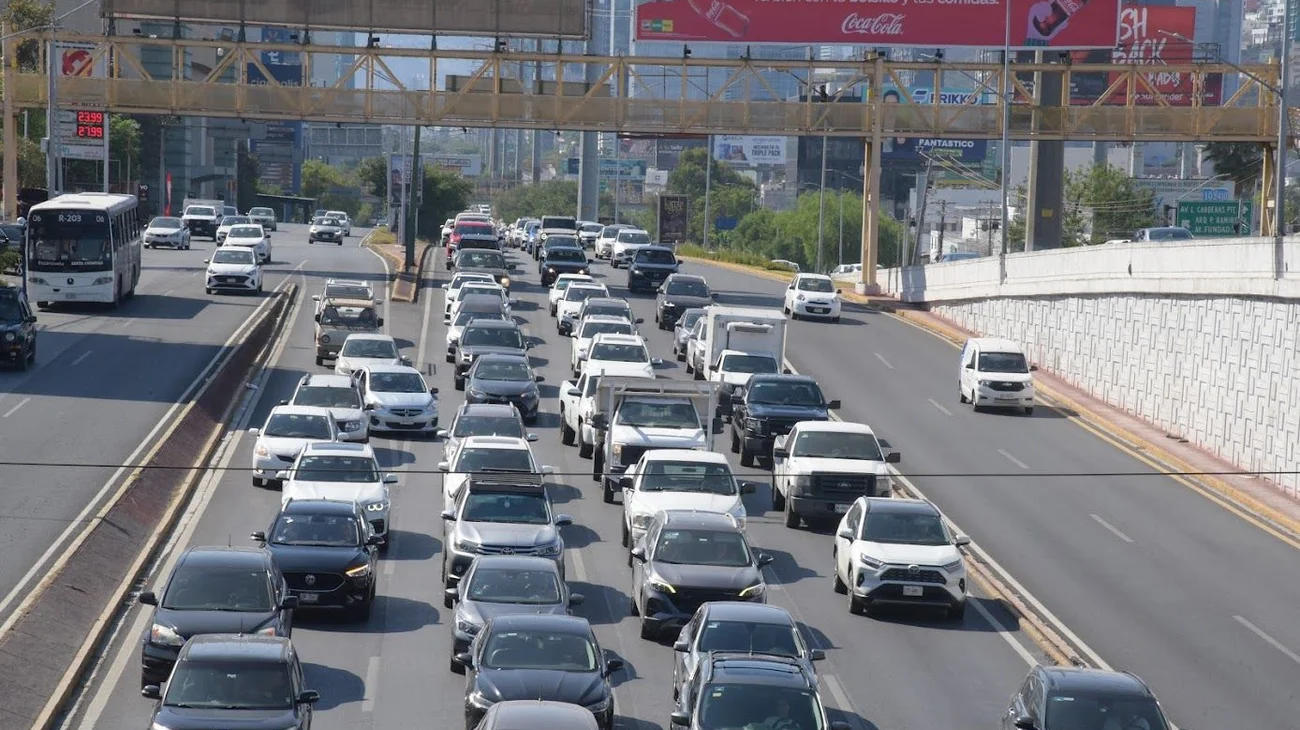 Registra Lázaro Cárdenas colapso vial por camión descompuesto