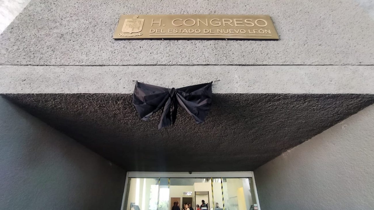 Colocan lazo negro en Congreso tras asesinato de director