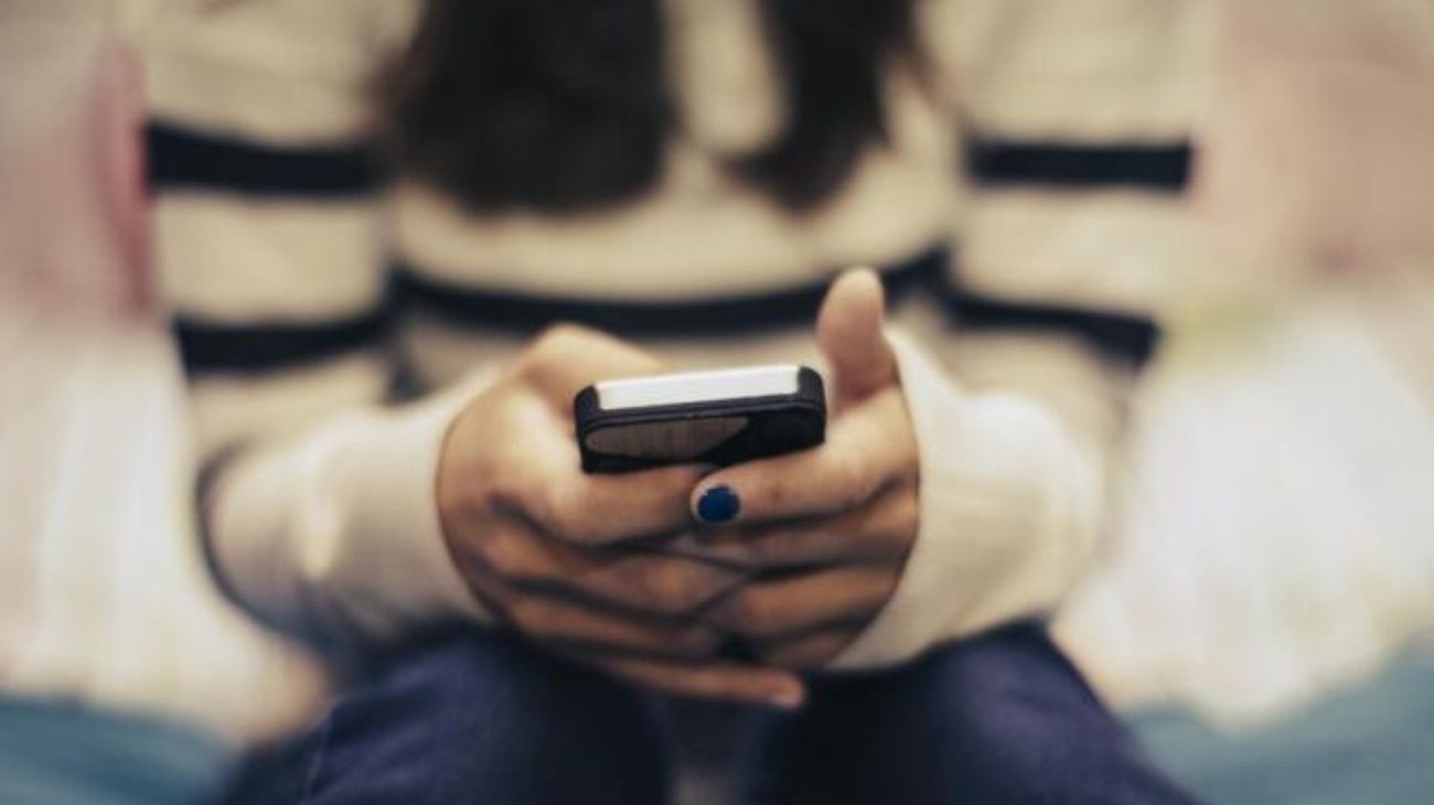 Adolescente toma raticida porque papás le quitan celular