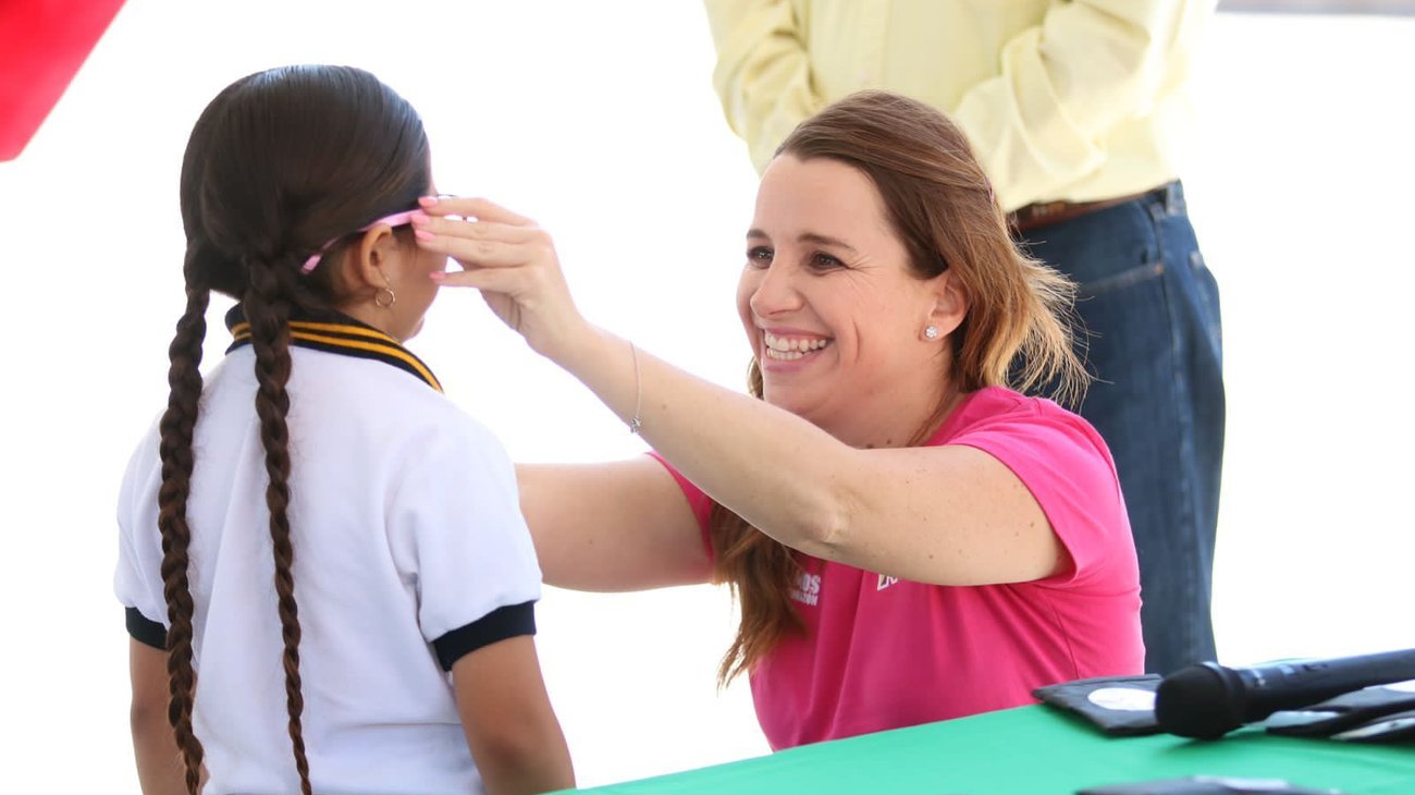 Entregan lentes a niños de escuelas primarias de Saltillo