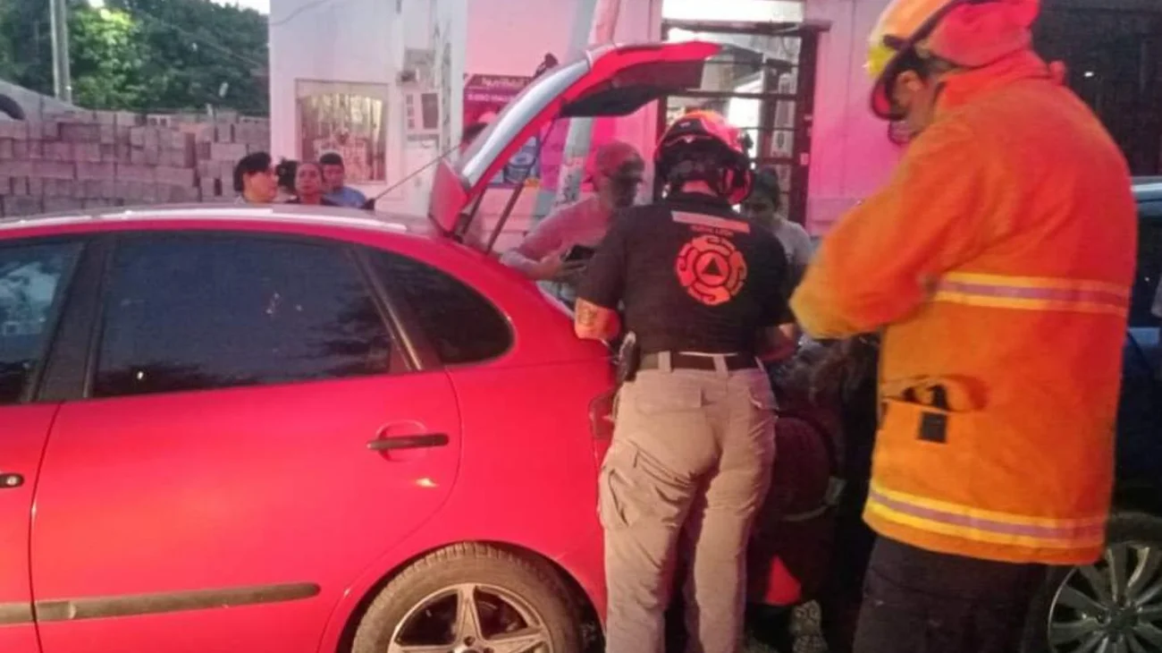 Mujer queda prensada entre dos vehículos en Juárez, NL