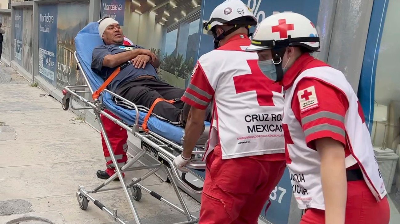 Hombre queda herido al caer y golpearse en banqueta 