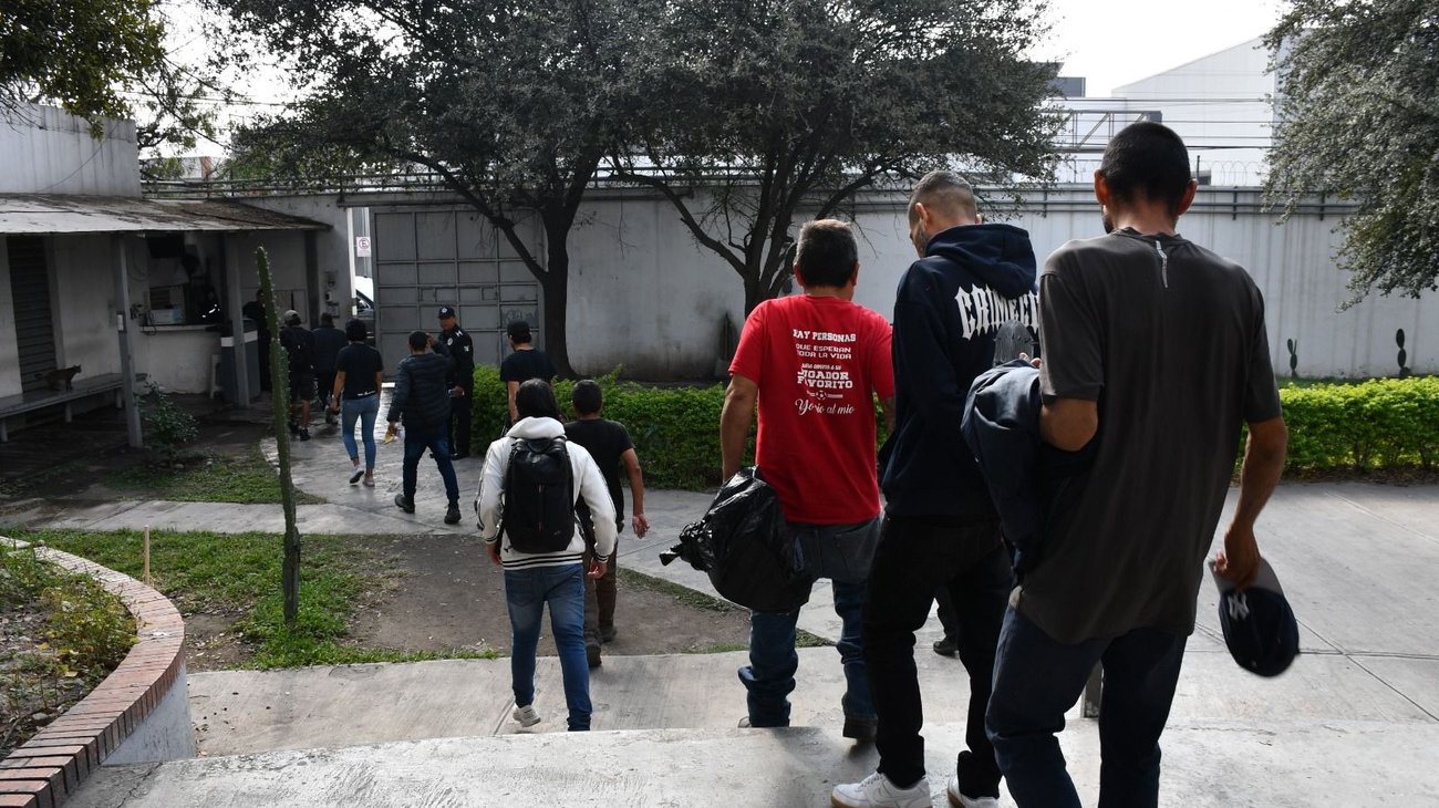 Libera Policía regia a personas con arresto administrativo