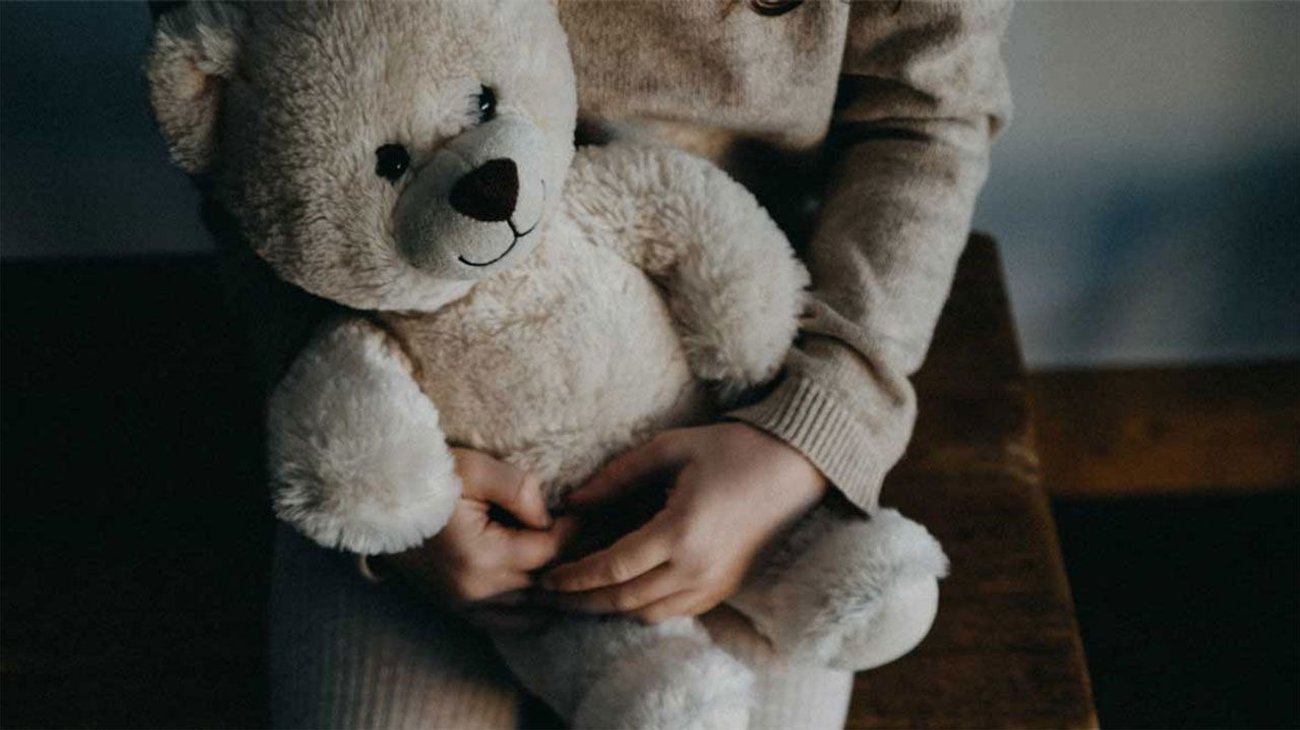 Condenan a líder religioso por 'casar' a su hija de 6 años