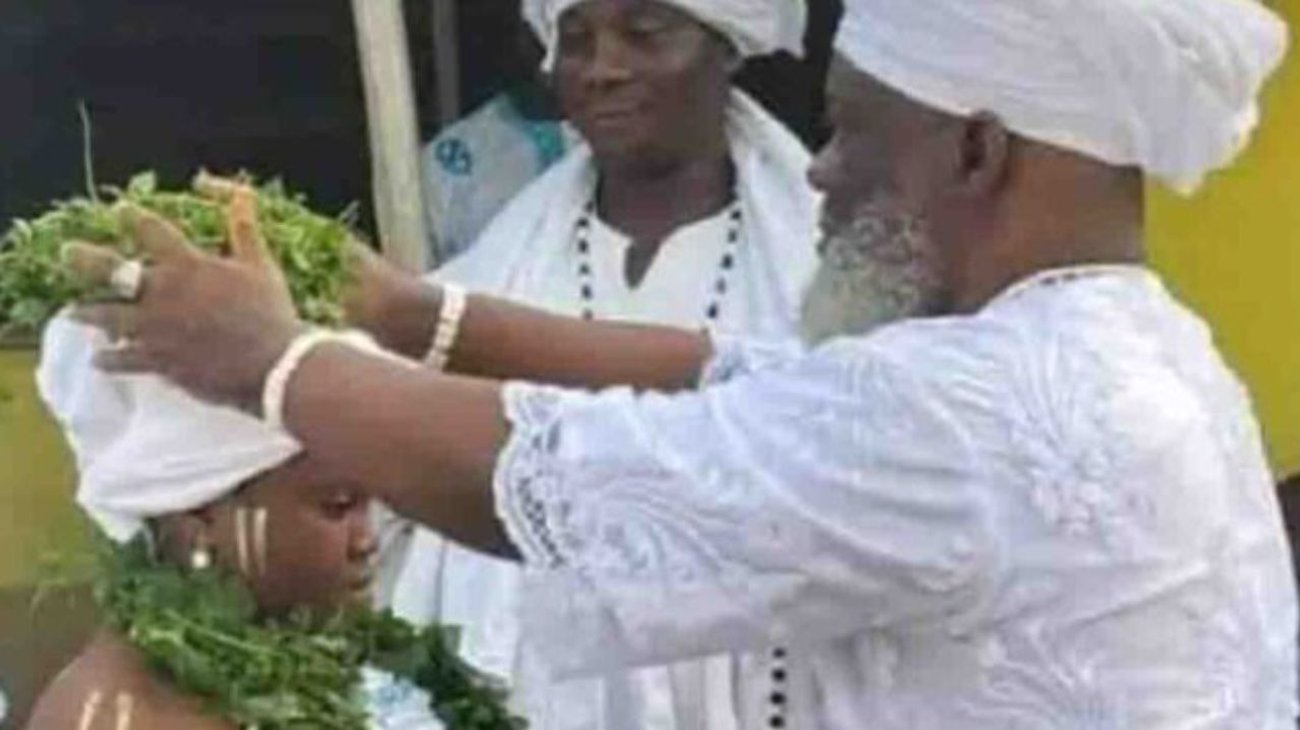 Líder religioso se casa con adolescente en Ghana