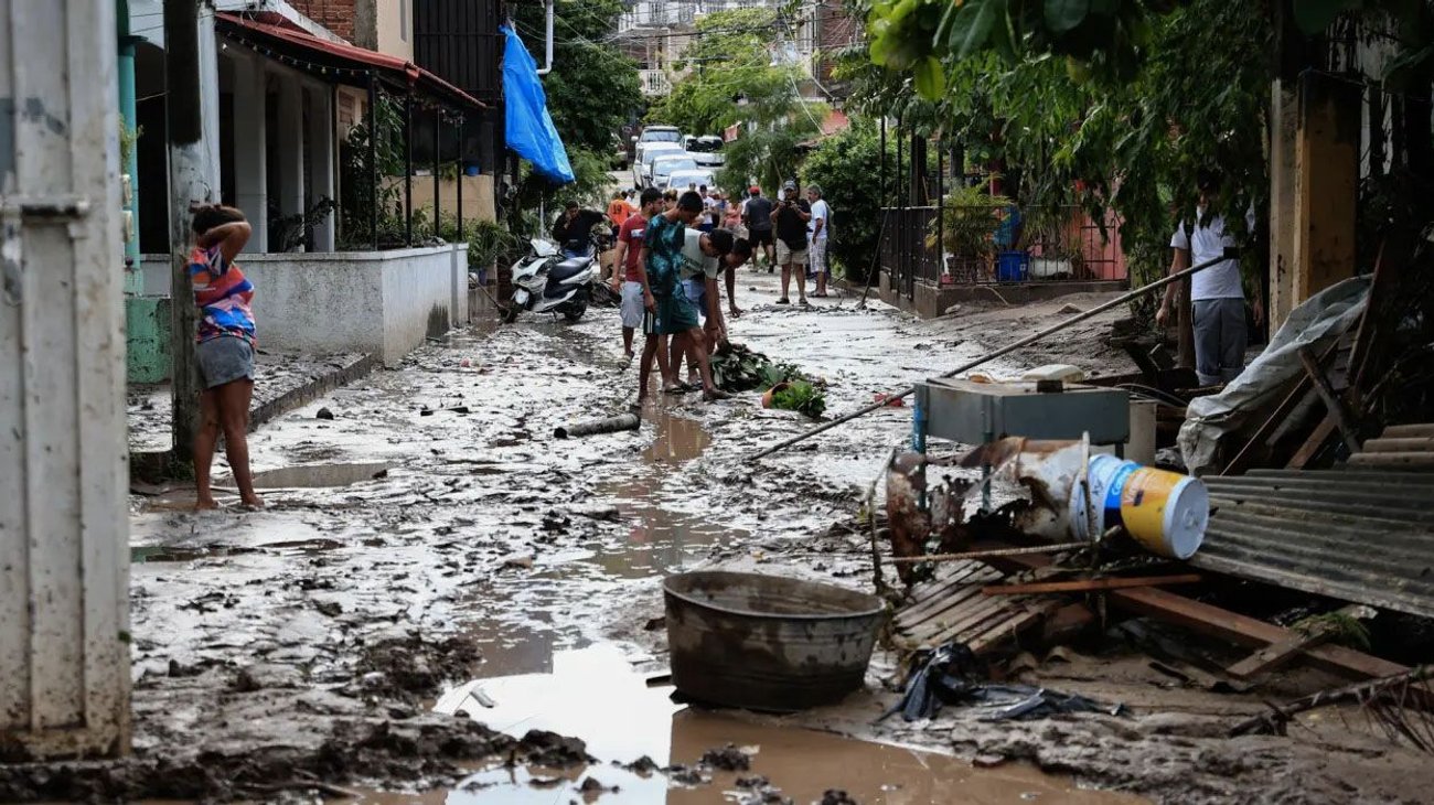 Un muerto e inundaciones deja paso de huracán 'Lidia' 