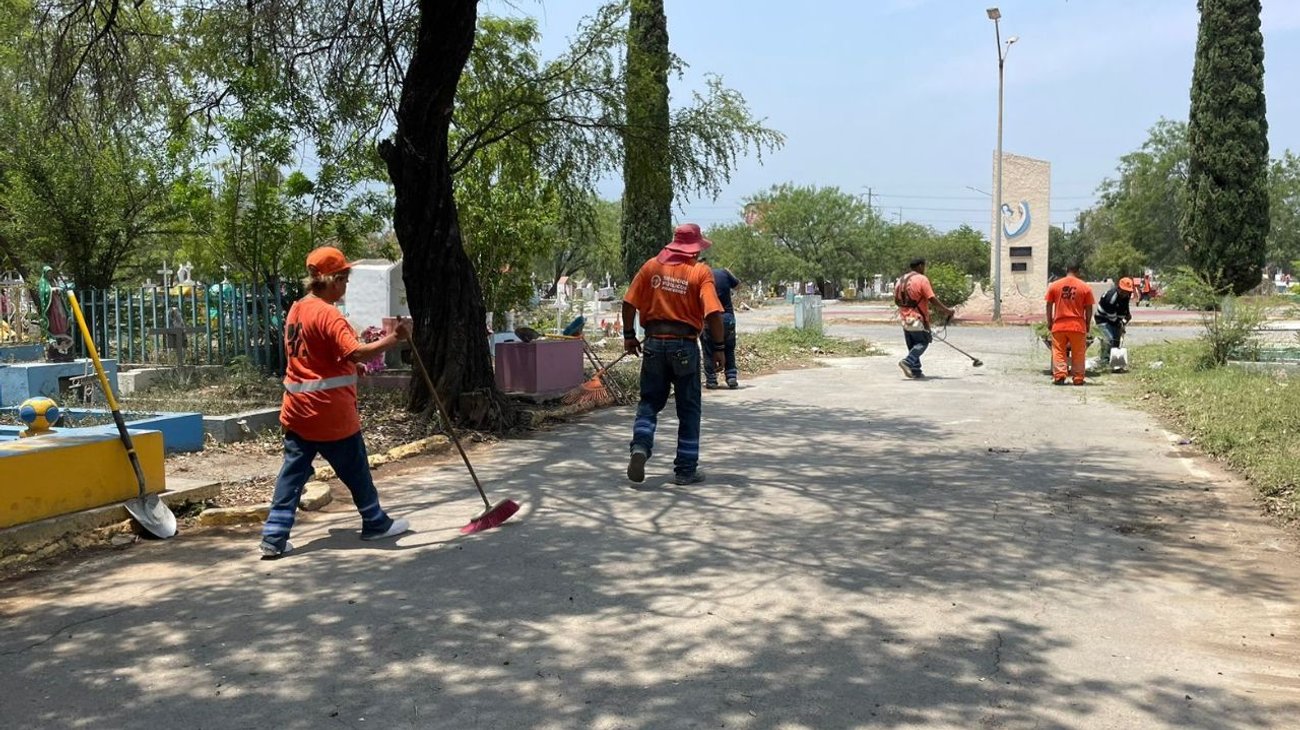 limpian_panteones_de_monterrey_por_el_dia_de_las_madres_81db63e7e6