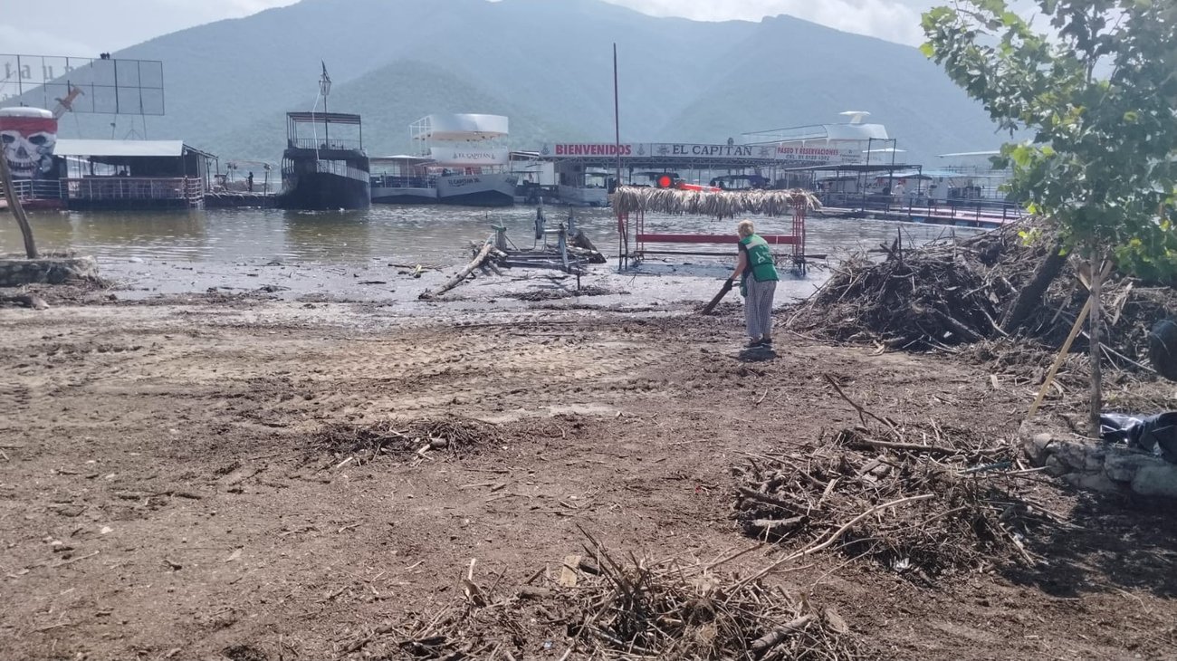 Realizan limpieza masiva en presa La Boca en Santiago
