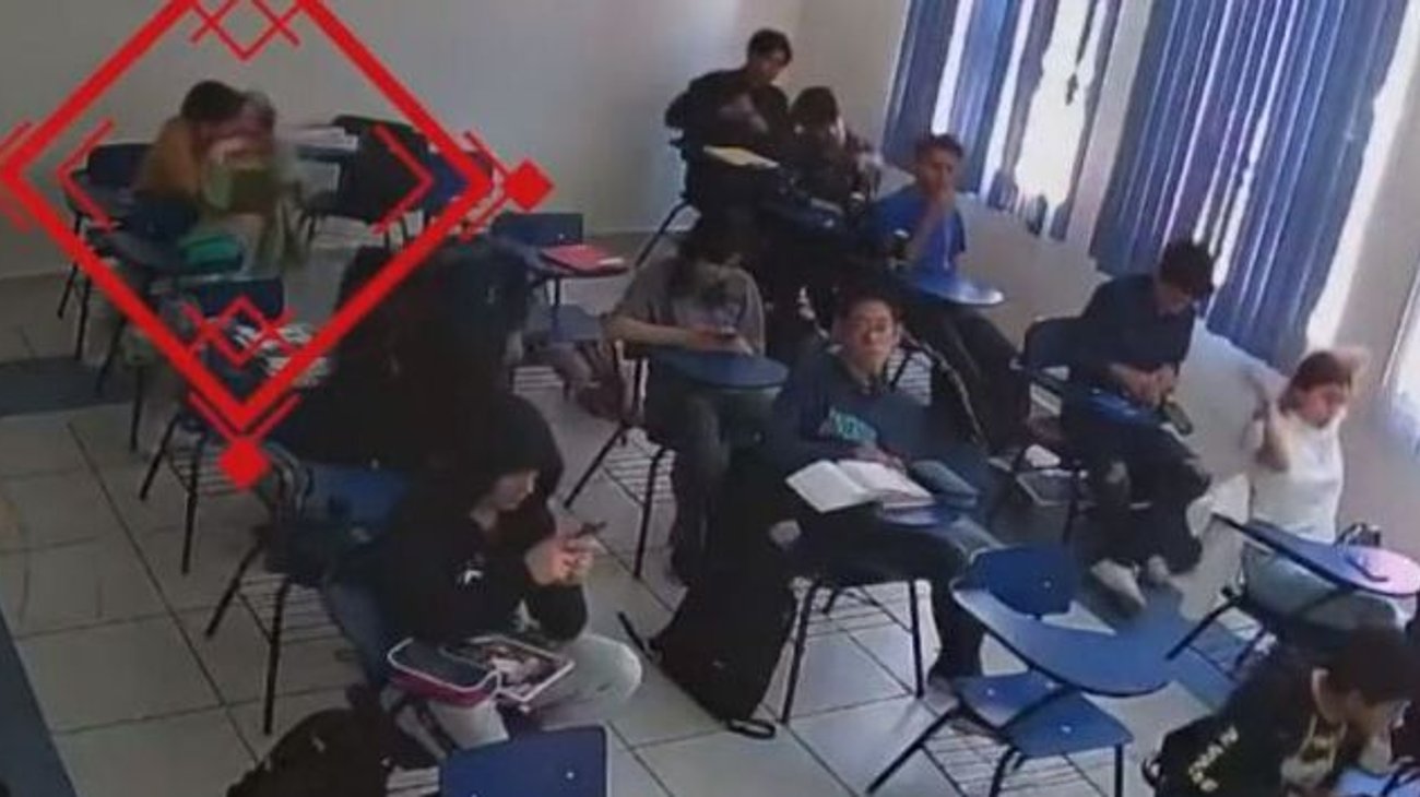 Video: ¡Aplica llave china a compañera en salón de clases!