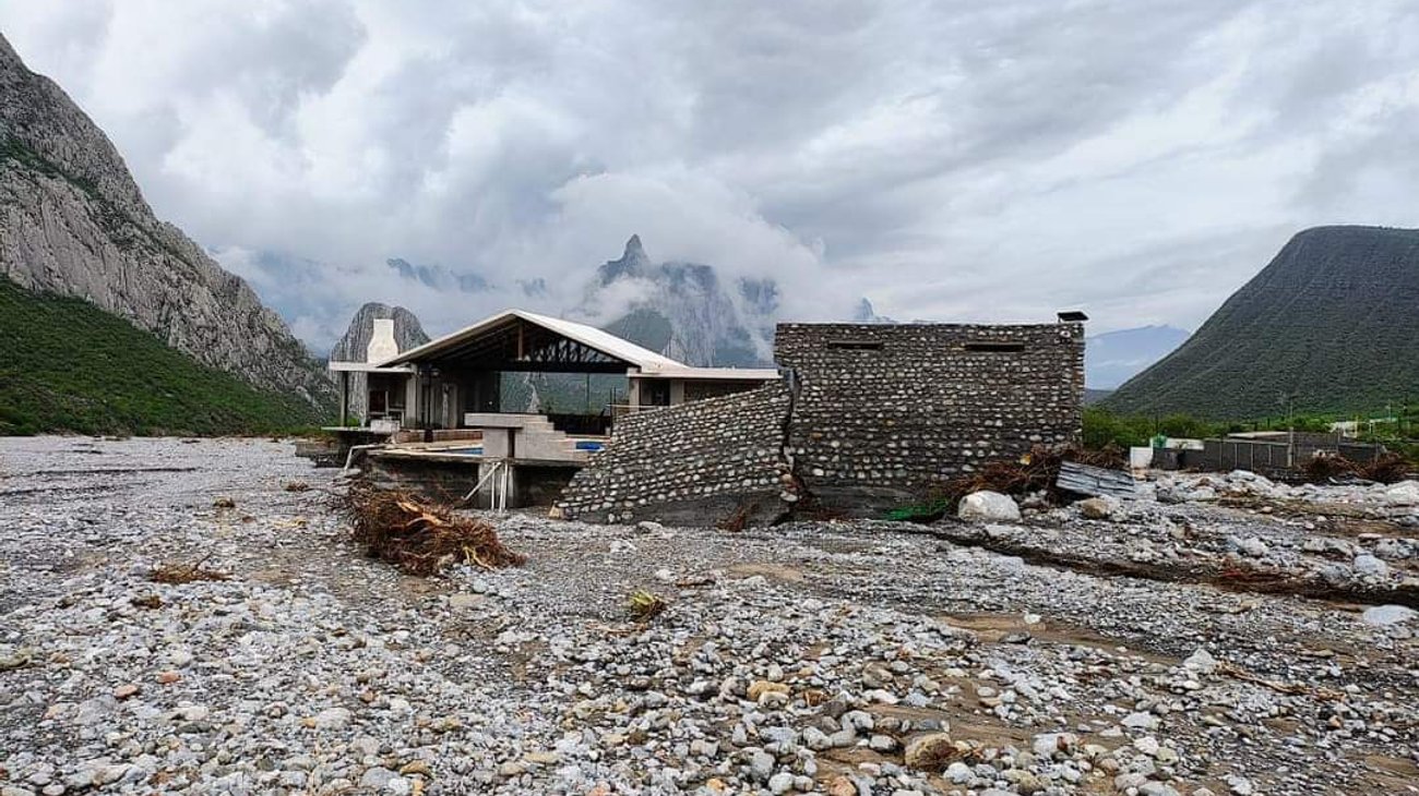 Arrasa Alberto con comunidad 'El Capricho' en La Huasteca