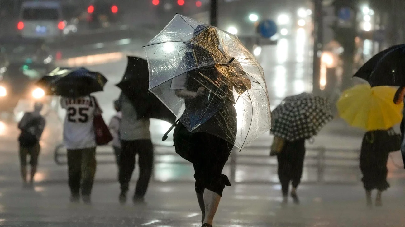 Hong Kong activa alerta máxima por lluvias y paraliza servicios