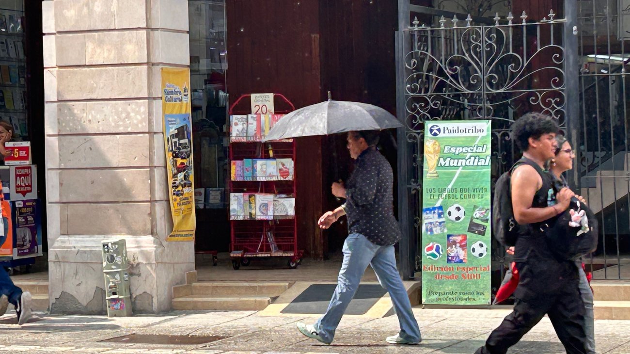 Lluvia sorprende a regios en el centro de Monterrey