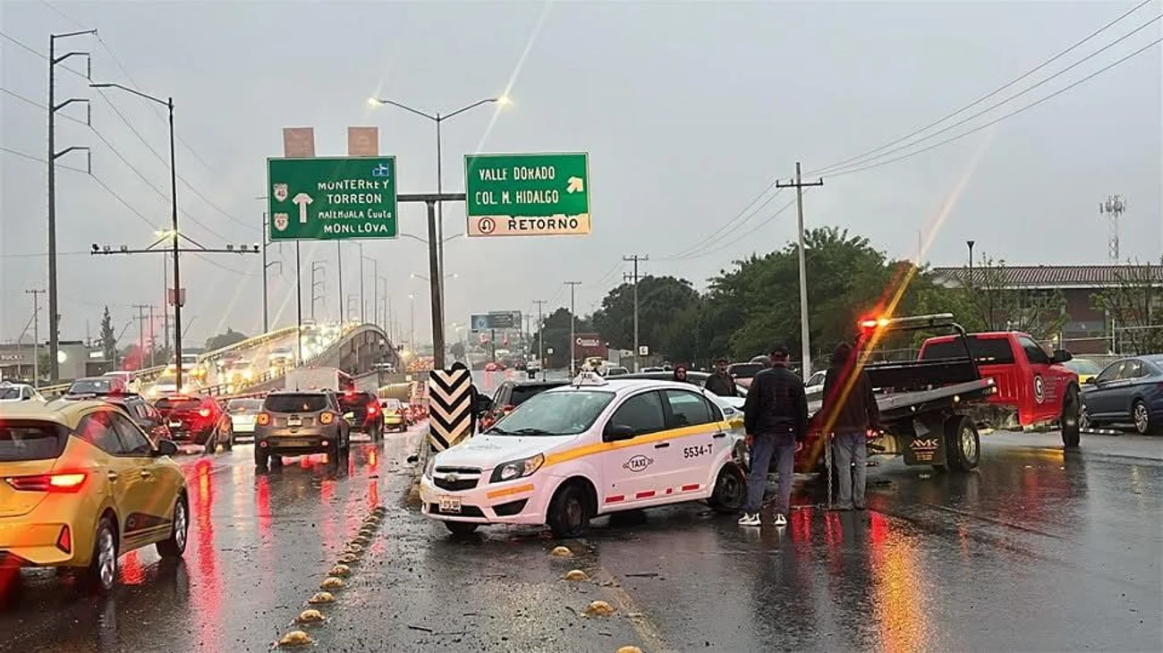 Sorprende la lluvia en Saltillo; reportan accidentes viales