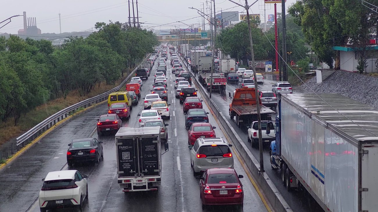 Dificultan lluvias intensas movilidad en avenidas