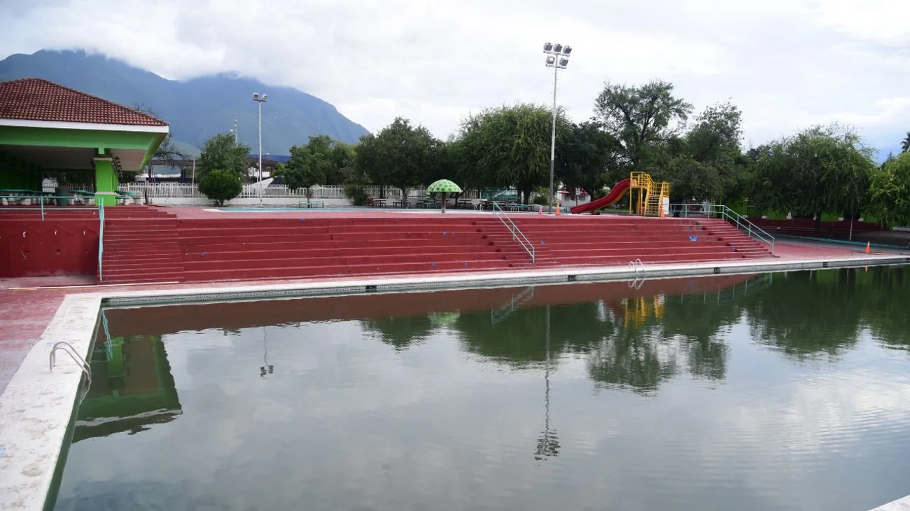 Lluvias dejan agua verde en albercas del Parque España 