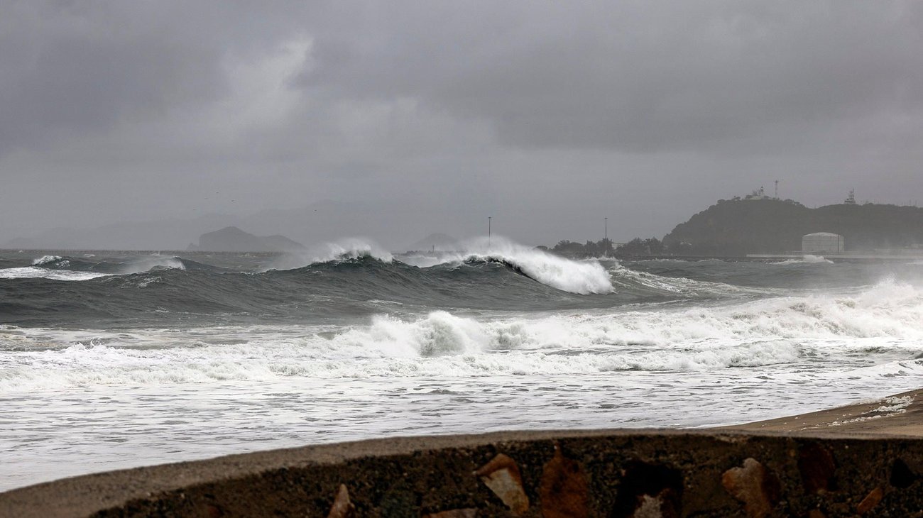 Amenazan tormenta Simón y huracán Isaías con fuertes lluvias