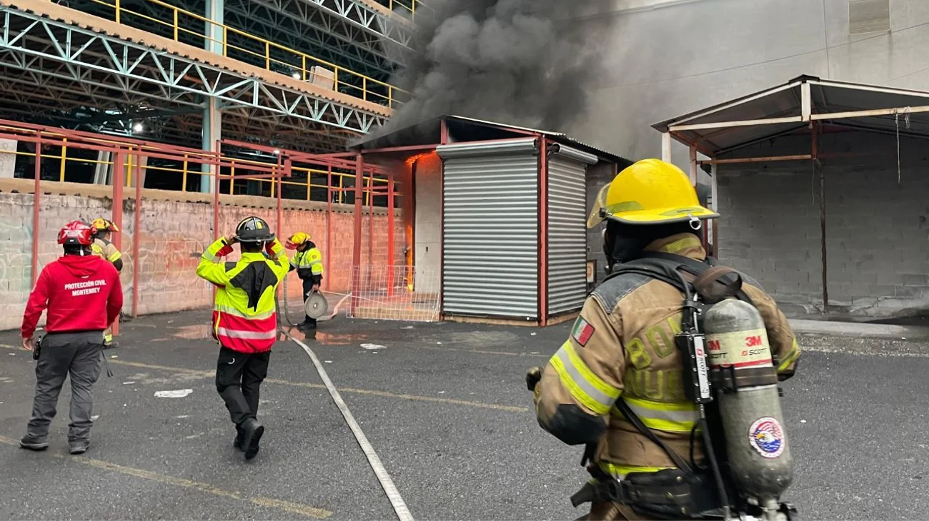 Incendio consume local de mercado en el centro de Monterrey