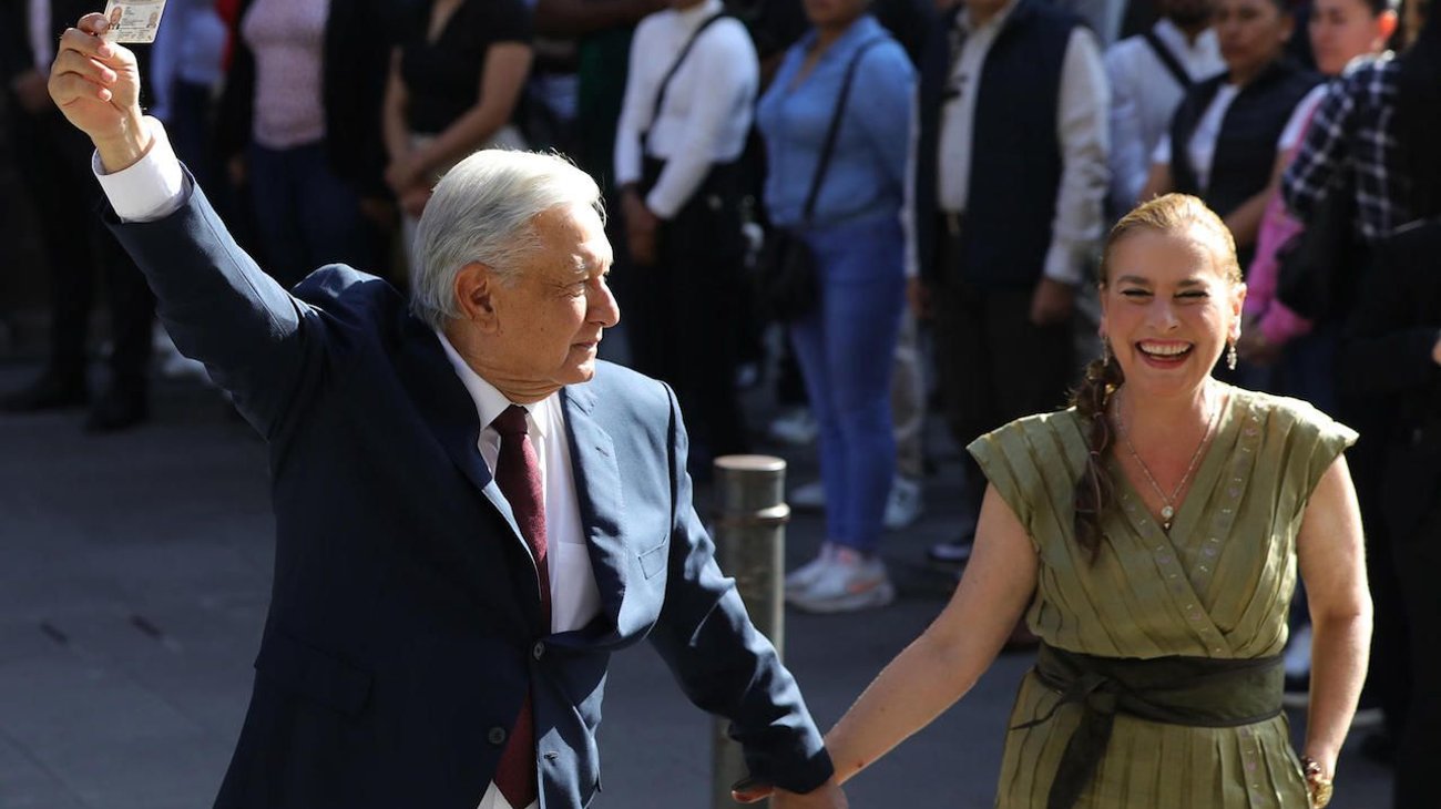 AMLO y su esposa emiten su voto en la Ciudad de México