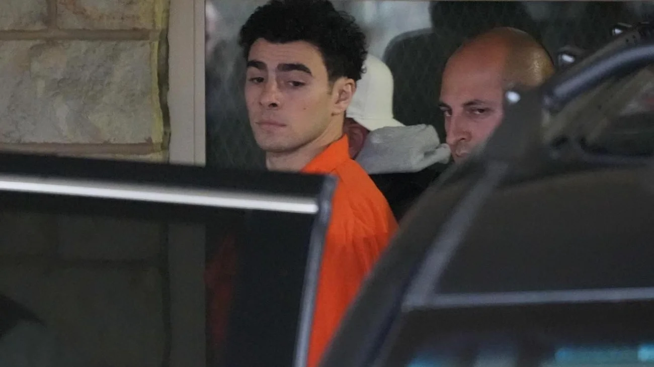 Trasladan a Mangione a NY para enfrentar cargos de asesinato