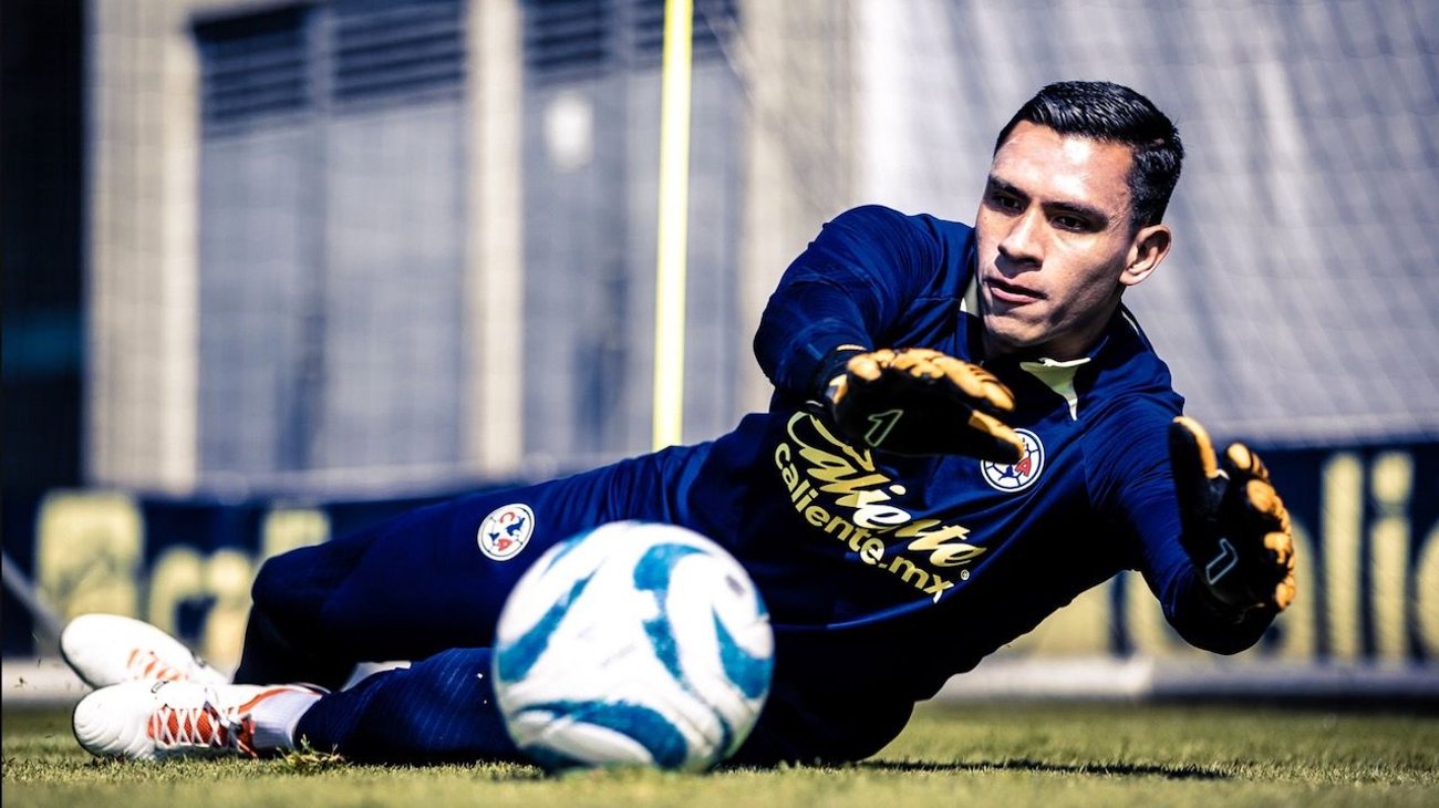 Malagón se declara 'el portero más chiquito' de México