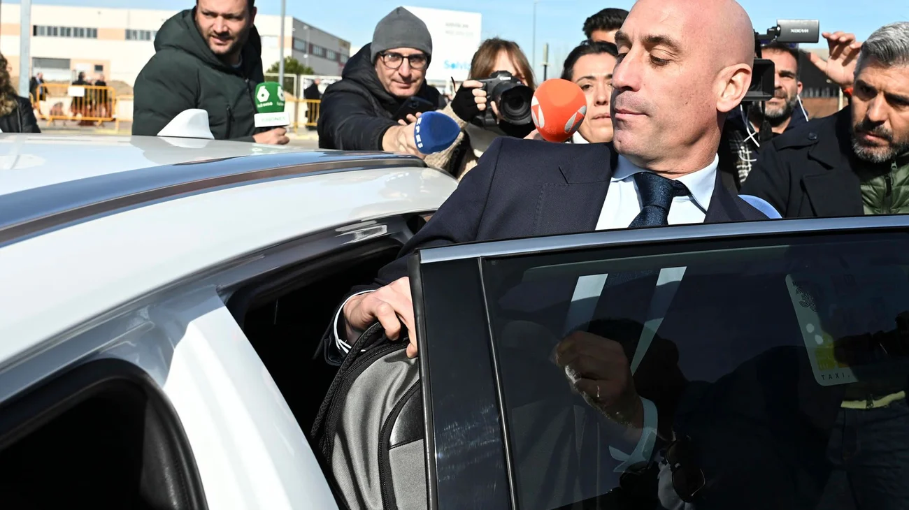 Condenan a Luis Rubiales a pagar 10,800 euros por beso a Hermoso