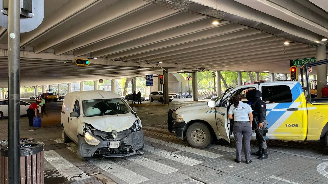 Choque deja lesionado a un policía de Monterrey