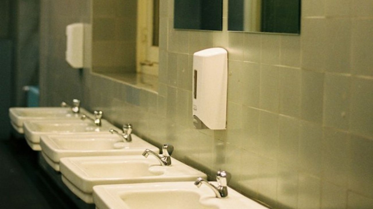 Escuela quita espejos de baños para que no graben TikToks