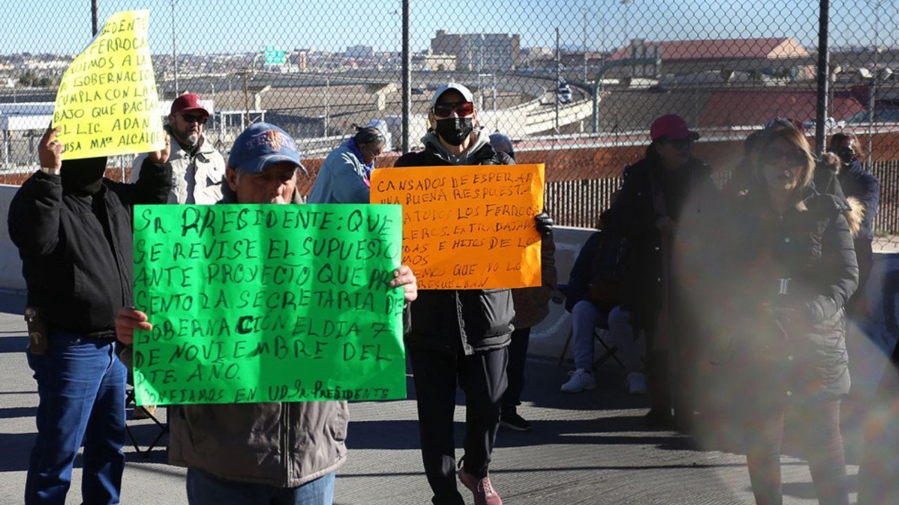 Exferrocarrileros bloquean frontera por indemnizaciones