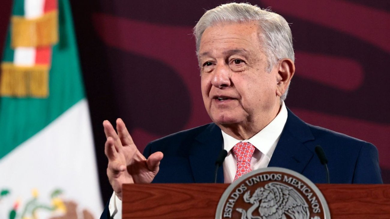 Critican a AMLO por llamar 'señor' a una diputada trans