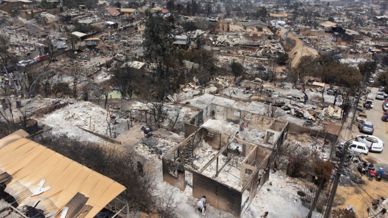 Suben a 99 los muertos en los incendios de Valparaíso, Chile