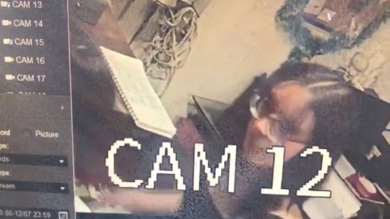 Exhiben a dos policías de Cancún robando en cateo