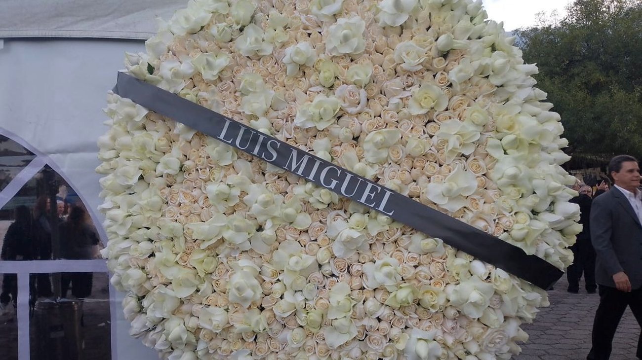 Con corona de rosas, Luis Miguel presente en misa de Bremer