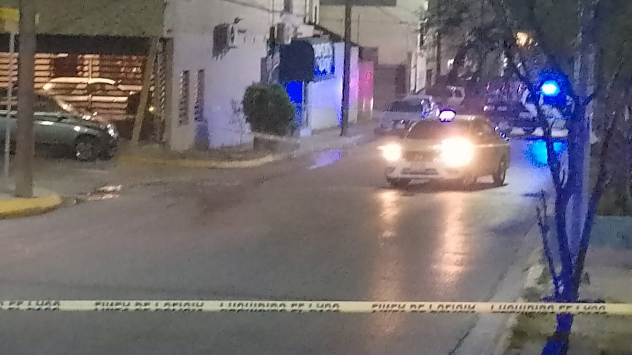 Pistoleros cierran el paso a taxista y lo ejecutan en Mitras