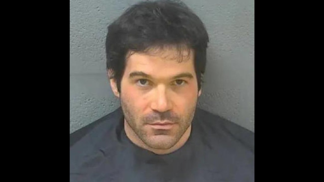 Arrestan a pedófilo que grababa a niñas en baños de avión